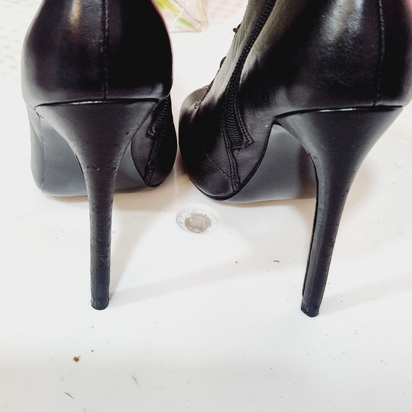 Steve Madden Black Leather Boot Style Laced Open Front Heels Size 5.5 - Picture 4 of 11